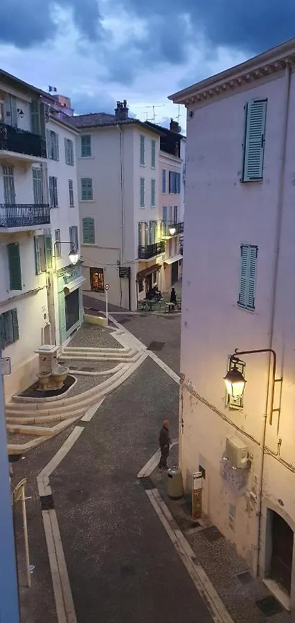 Cannes Suquet Croisette 0*,  France